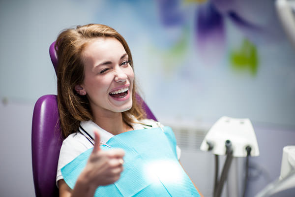 glückliche Frau beim Zahnarzt